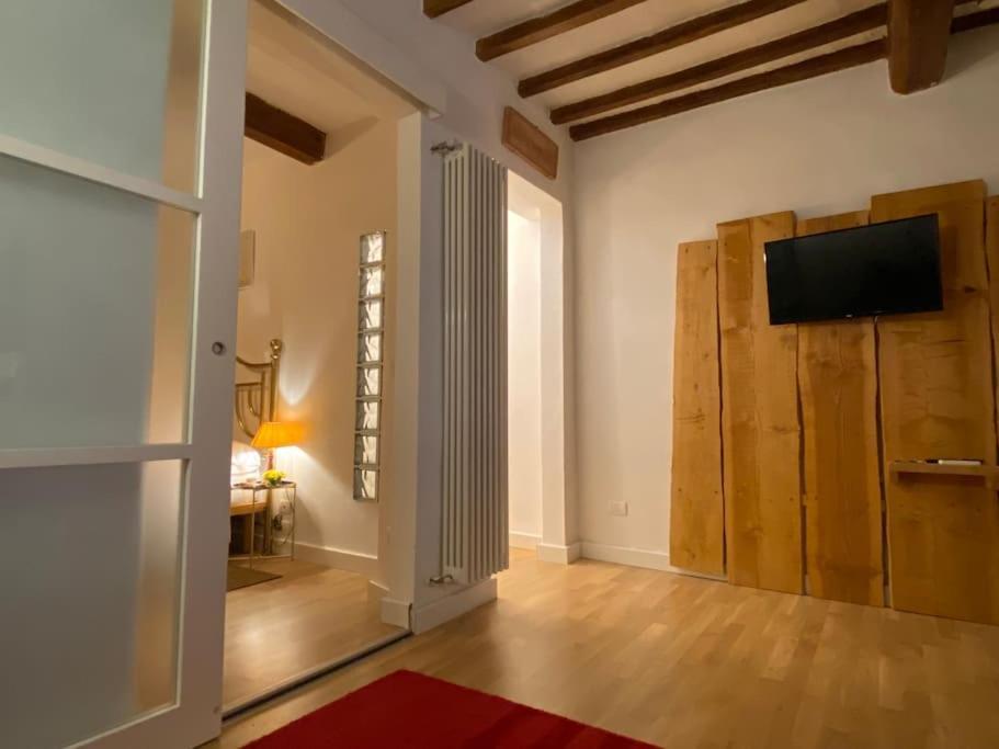 San Lorenzo Apartment In Red Флоренция Экстерьер фото